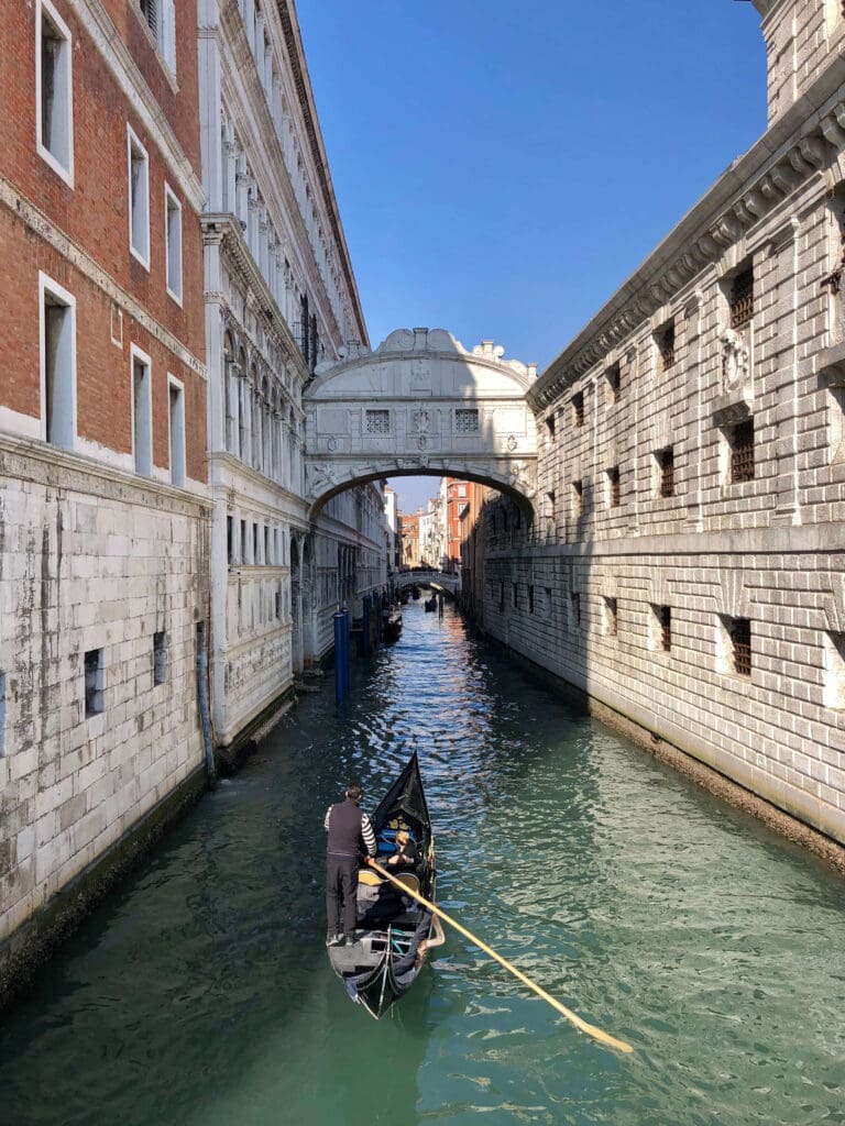 découvrez nos conseils pratiques pour établir un budget voyage à venise. que vous planifiez un séjour romantique ou une aventure entre amis, apprenez à évaluer vos dépenses pour profiter pleinement de cette magnifique ville sans vous ruiner.