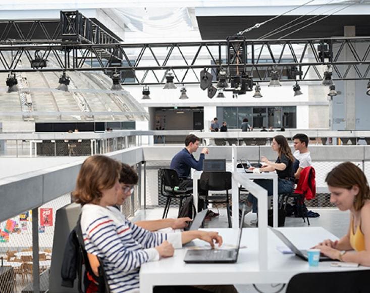 découvrez comment la tour eiffel incarne l'innovation en ingénierie, alliant esthétique et technologie pour devenir un symbole emblématique de paris et un modèle d'excellence architecturale.