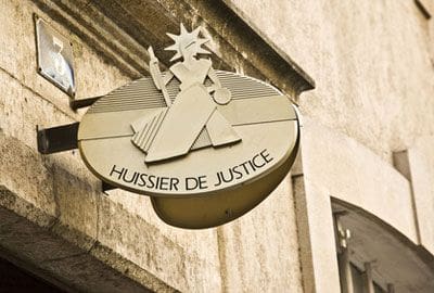 découvrez le montant des interventions d'un huissier de justice en france. informez-vous sur les frais, coûts et honoraires associés aux services juridiques de cet officier ministériel pour mieux comprendre le budget nécessaire à vos démarches judiciaires.