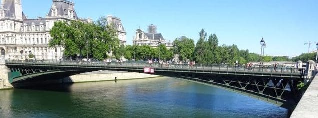 découvrez la rue d'arcole, un lieu chargé d'histoire au cœur de paris, offrant une expérience unique entre culture, shopping et gastronomie. promenez-vous dans ses ruelles pittoresques et explorez l'ambiance vibrante de ce quartier emblématique.