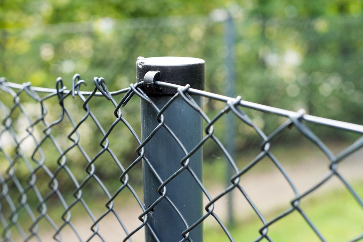 découvrez les recours possibles et les lois à connaître en cas de litige concernant la clôture entre voisins. conseils juridiques et informations pratiques pour protéger vos droits.