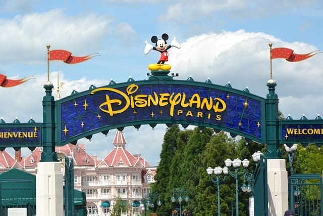 découvrez comment réaliser des économies sur vos billets disneyland grâce à nos astuces, offres spéciales et conseils pratiques pour profiter pleinement de votre visite à moindre coût.