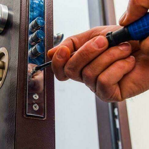 besoin d'un serrurier à nantes ? découvrez comment choisir un professionnel fiable pour sécuriser votre domicile rapidement et efficacement.