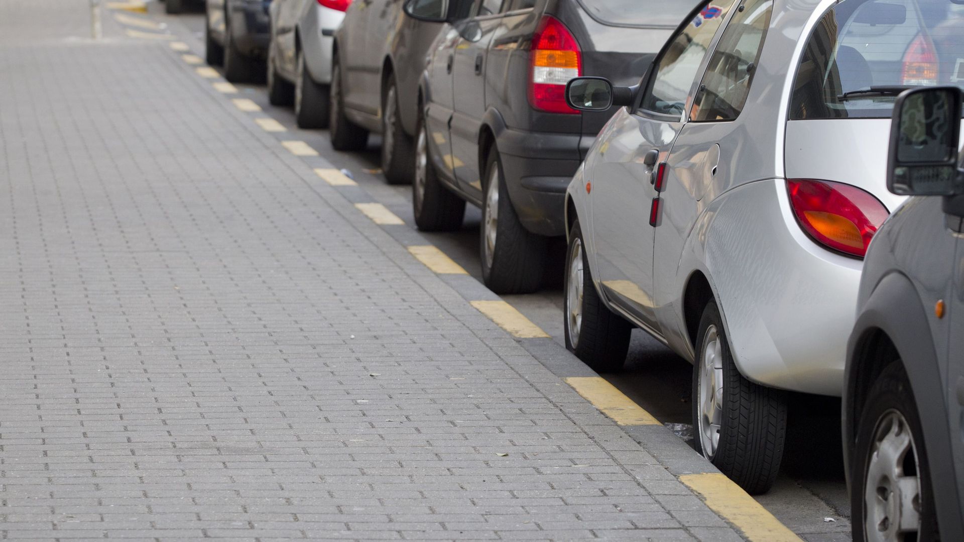 Pas de voiture mais une place de parking occupée par votre voisin : quelles démarches entreprendre ?