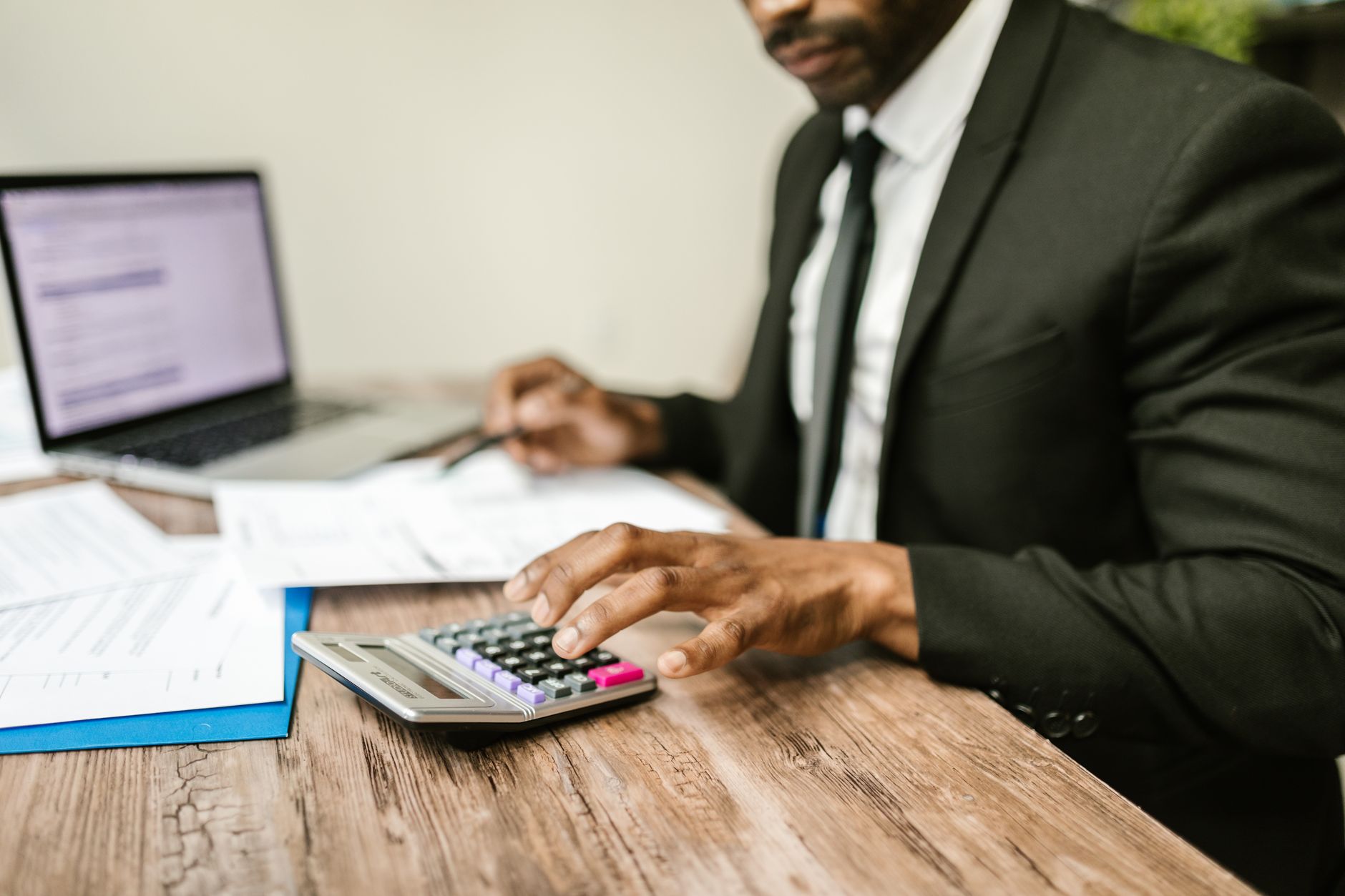 Compte professionnel : frais bancaires et services à comparer
