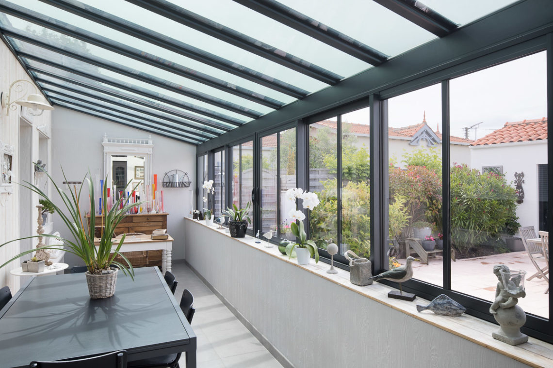 Mon voisin a érigé une terrasse donnant sur mon jardin : que dit la loi à ce sujet ?