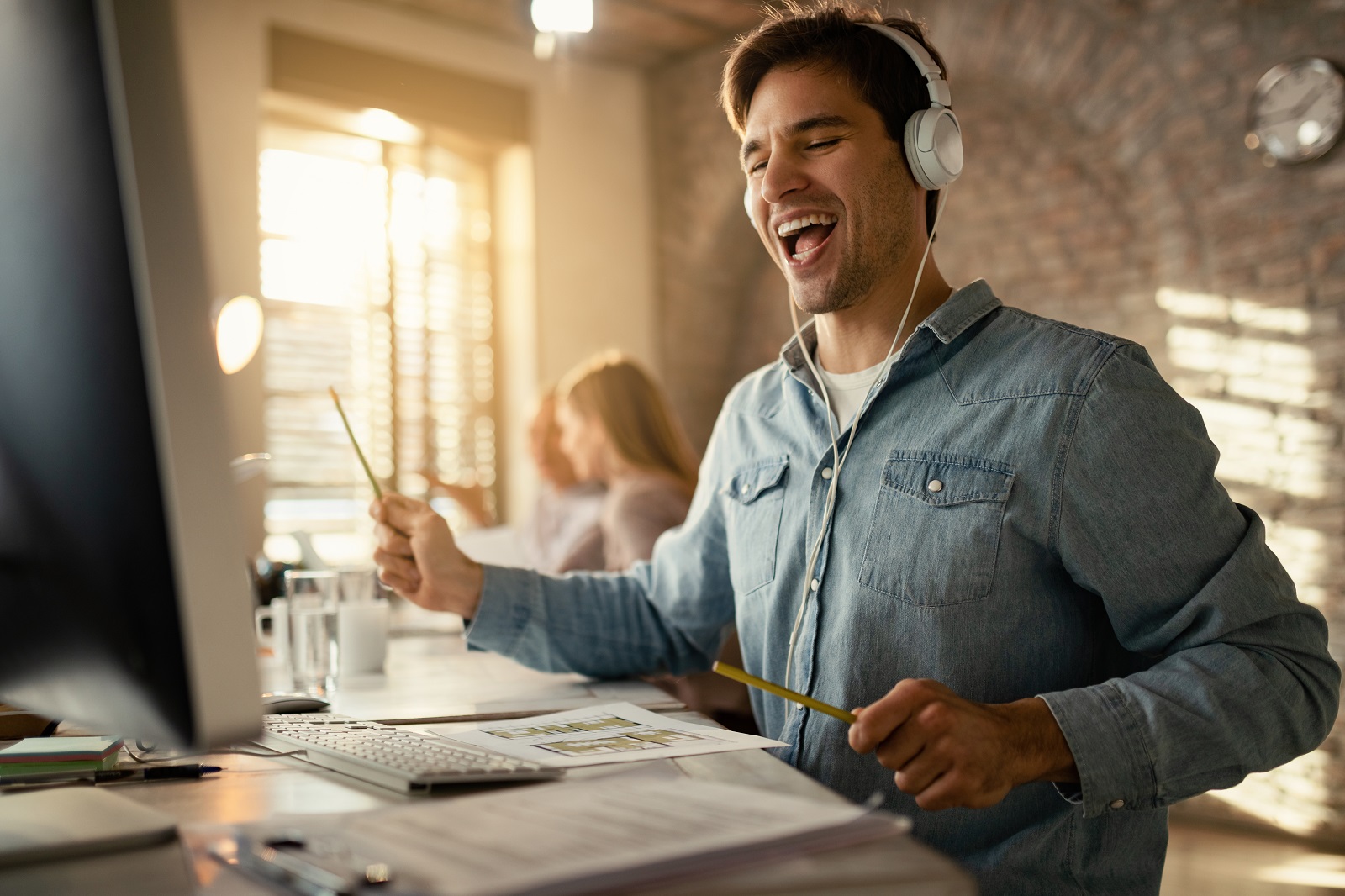 Musique au travail : un allié ou un frein à la productivité ?
